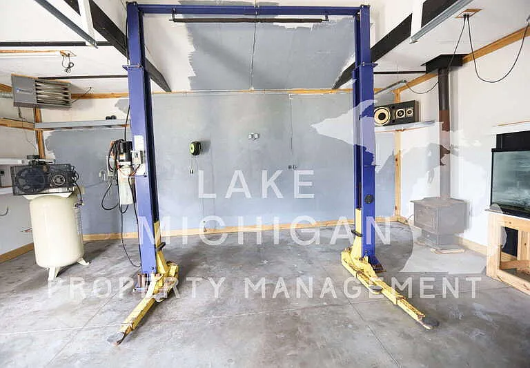 1028 Rosewood St — Photo 9