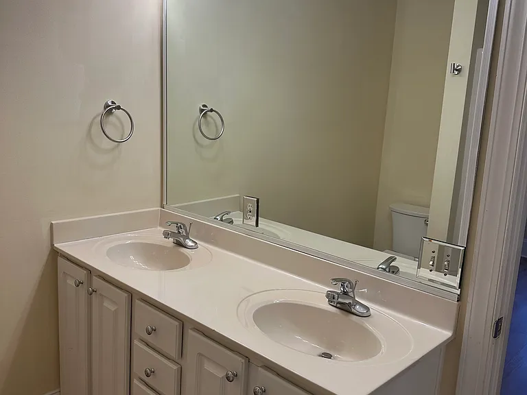 Double vanity in primary bathroom