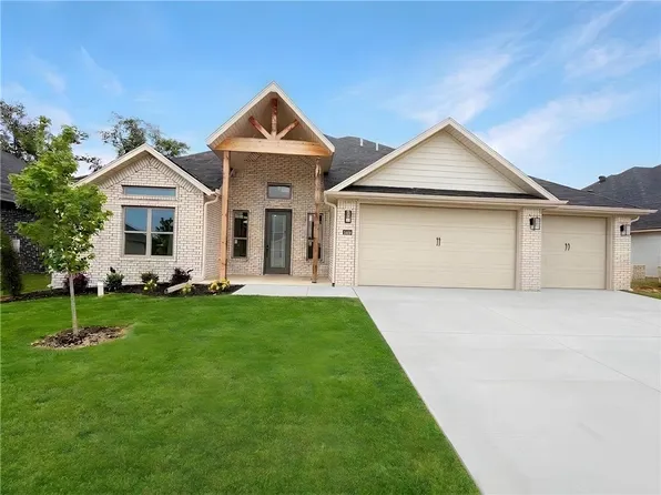1351 Greyback Ln, Centerton, AR 72719