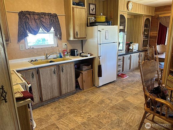 5th image of 3801 Rd E NE