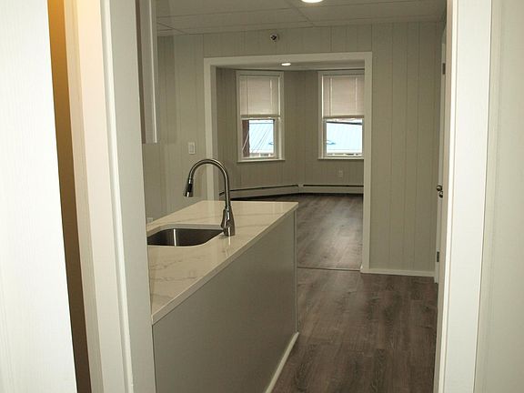 5th image of 391 Waterman Ave #4