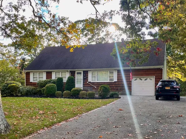 42 Pauchogue Avenue, East Islip, NY 11730