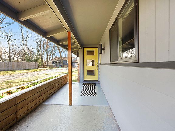 4th image of 4204 Castle Dr SE