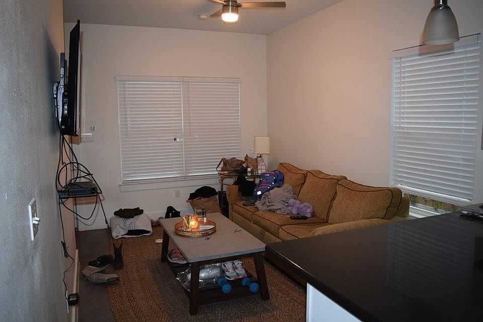 2nd image of 1109 W 22nd 1/2 St #B