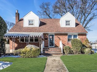 562 Arcadian Ave, Valley Stream, NY 11580
