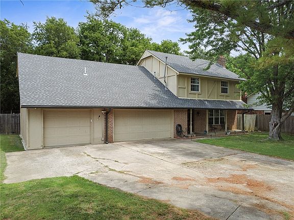 4th image of 2608 Parkwood Dr