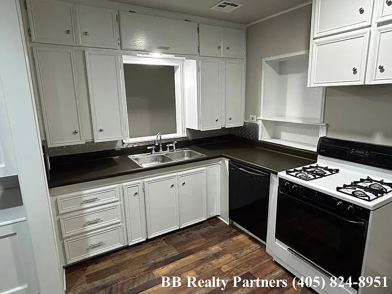 3328 E 6th St — Photo 5