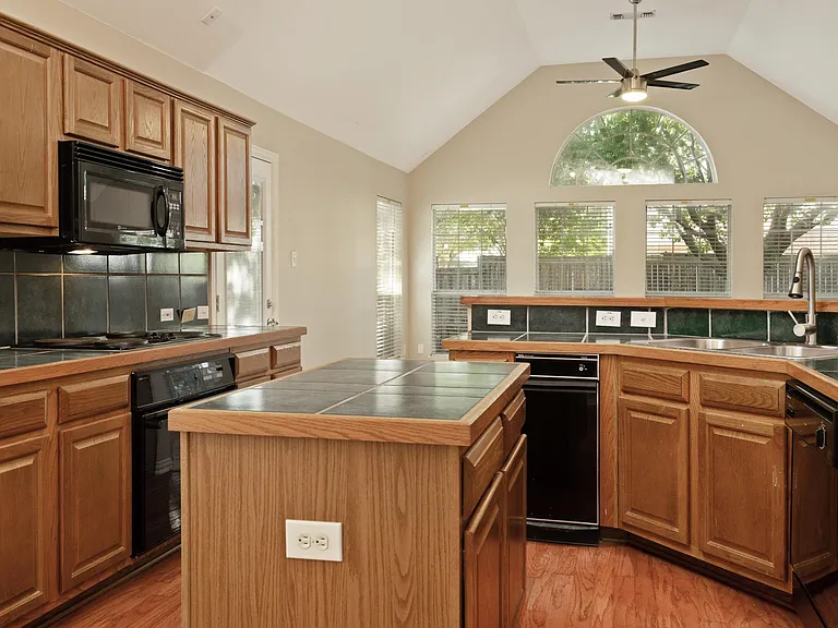 114 Midcrest Dr — Photo 6
