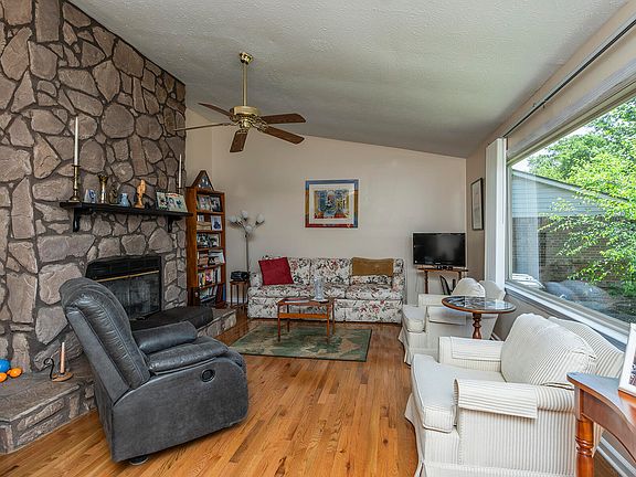 3rd image of 381 Fox Harbour Dr