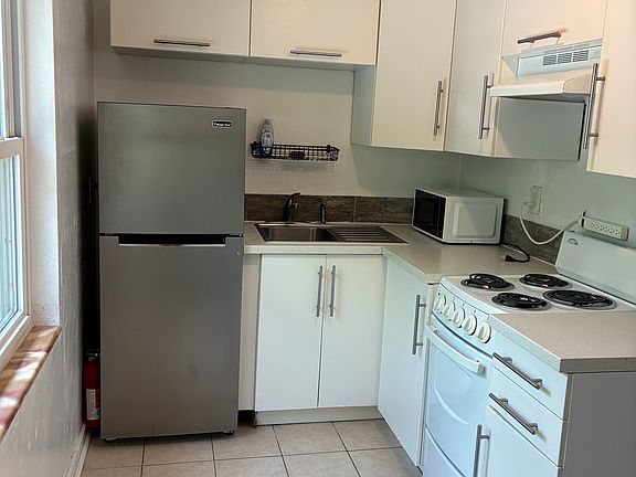 3rd image of 2215 Formosa Ave APT B