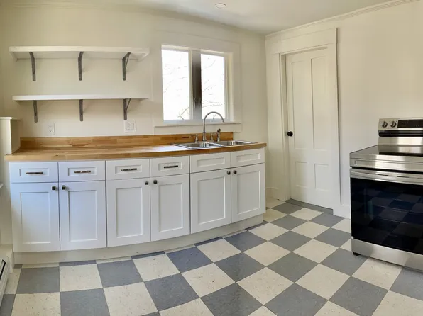 15 Winthrop St #4, Hallowell, ME 04347