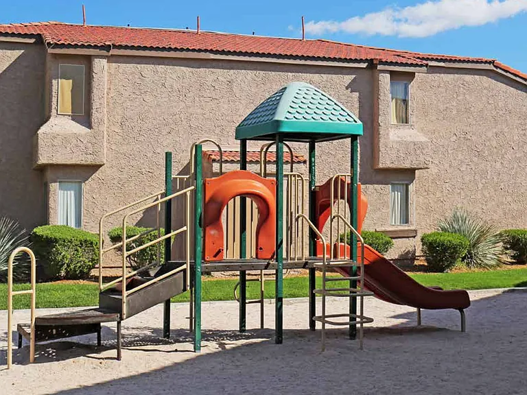 Valencia Apartments — Photo 49