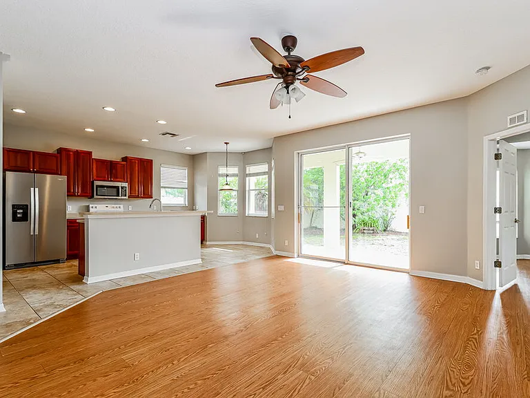 806 15th St NE — Photo 5