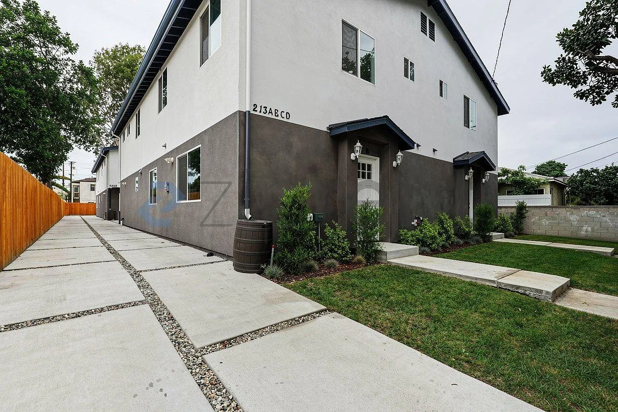 213 E Raymond St — Photo 1