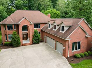 8610 Ferry Rd, Grosse Ile, MI 48138