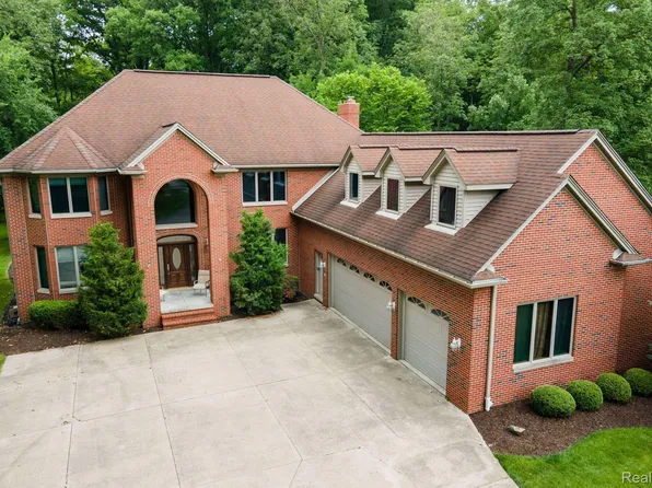 8610 Ferry Rd, Grosse Ile, MI 48138