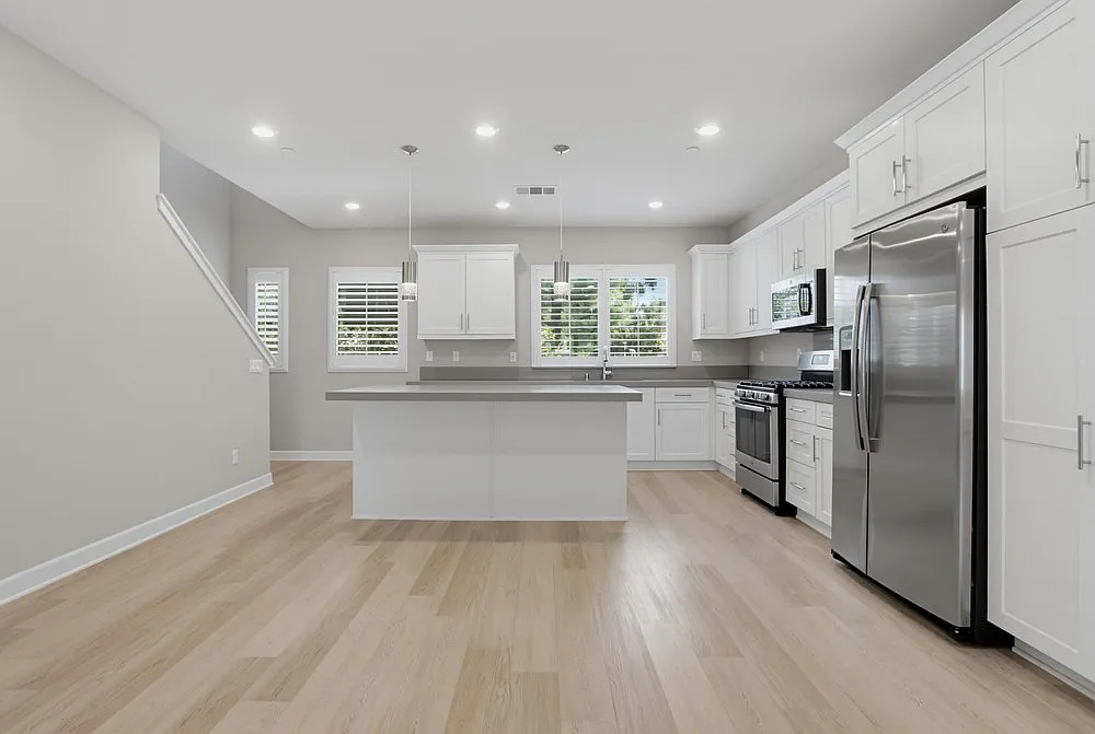 3 bed, 3.5 bath, 1743 sqft, $3,995 — Photo 2