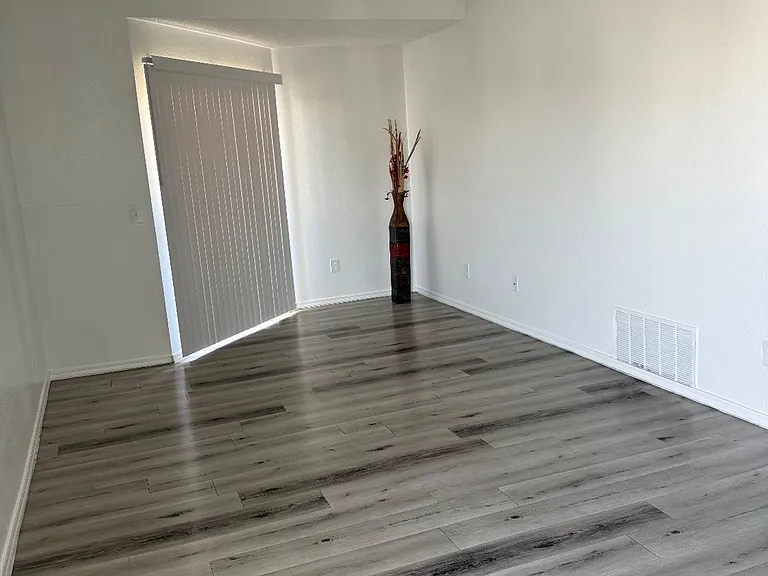 Desert Wind Apartments — Photo 22