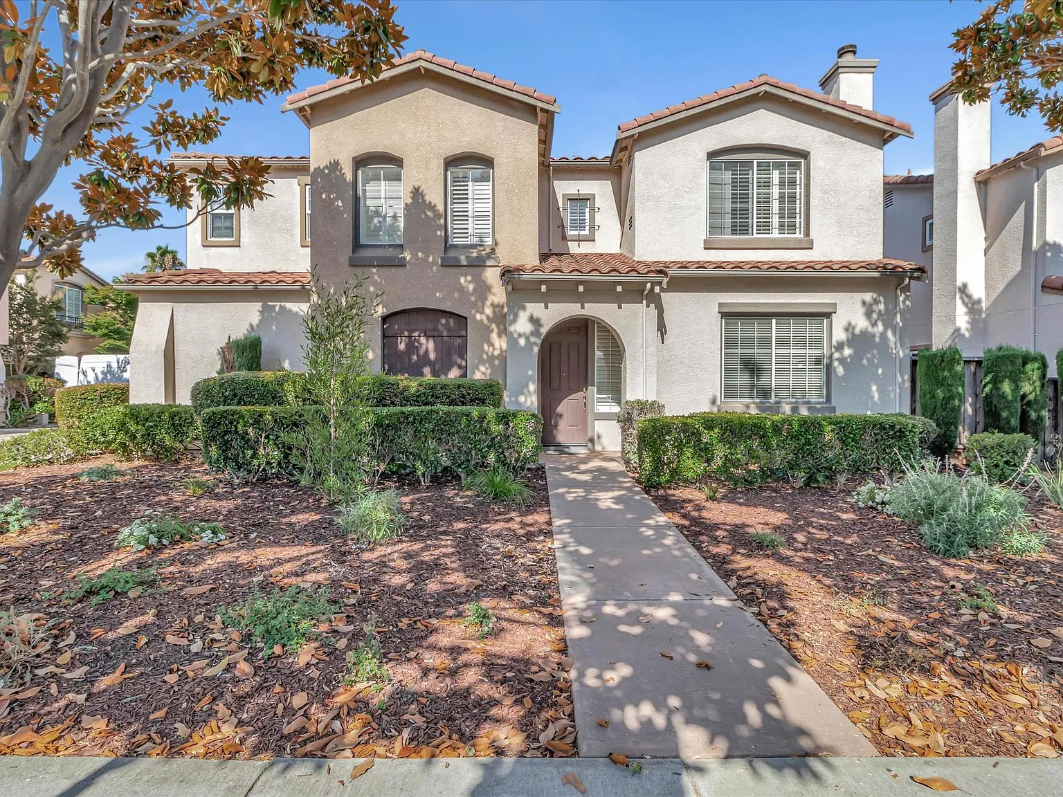 3 bed, 2.5 bath, 1739 sqft, $5,800 — Photo 1