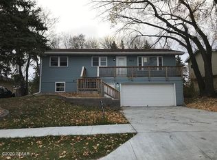 823 S 25th St, Grand Forks, ND 58201