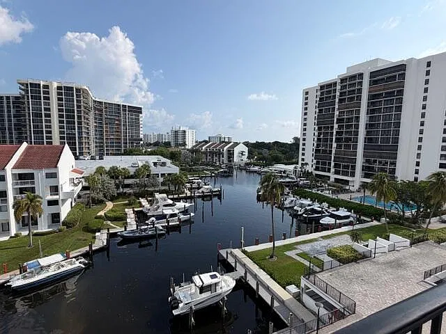 2 bed, 2.0 bath, 1372 sqft, $9,000 — Photo 2
