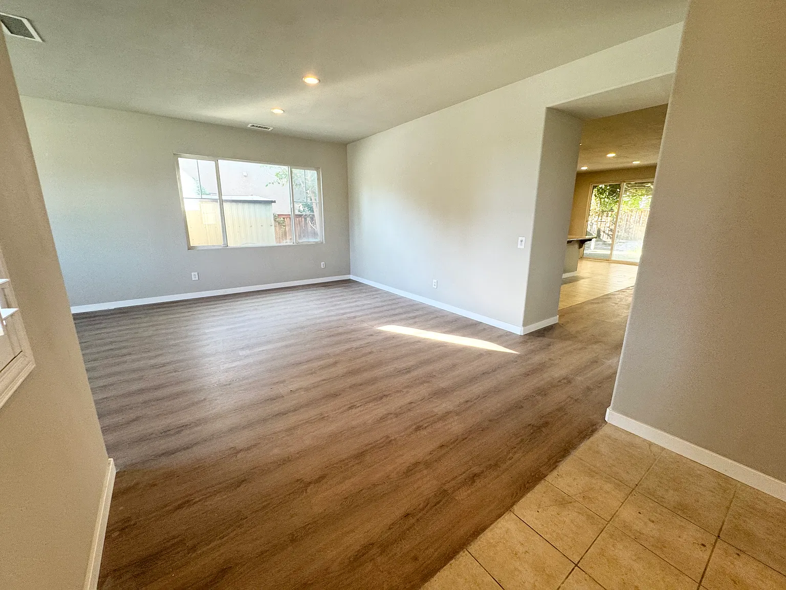 4 bed, 3284 sqft, $3,500 — Photo 2