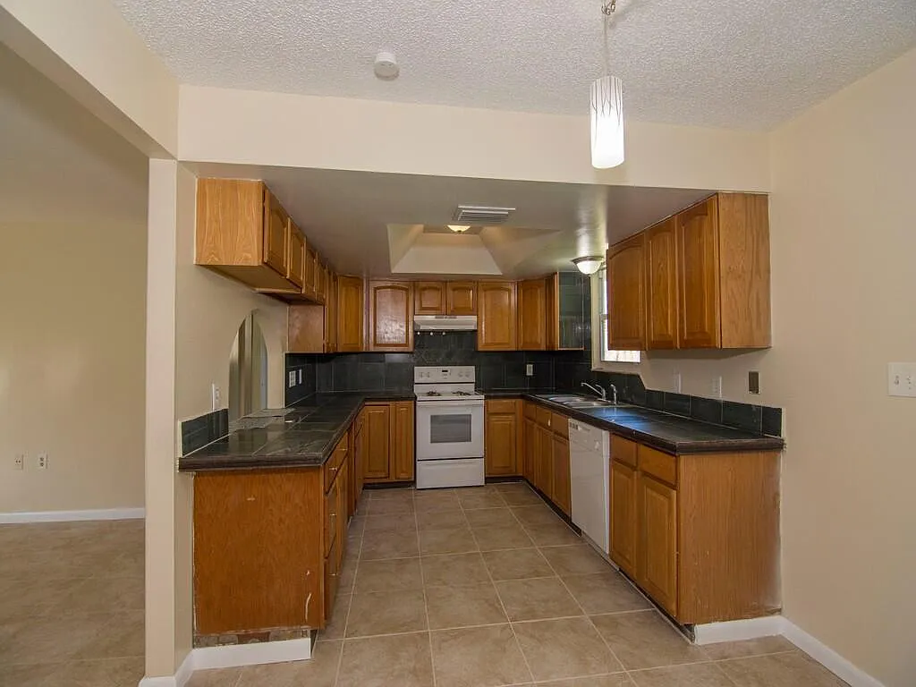 2 bed, 1.0 bath, 988 sqft, $1,895 — Photo 3