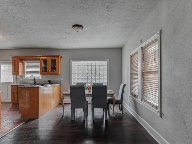 2410 Cleburne St — Photo 11