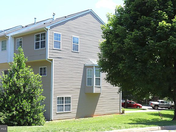 3rd image of 936 Persimmon Pl