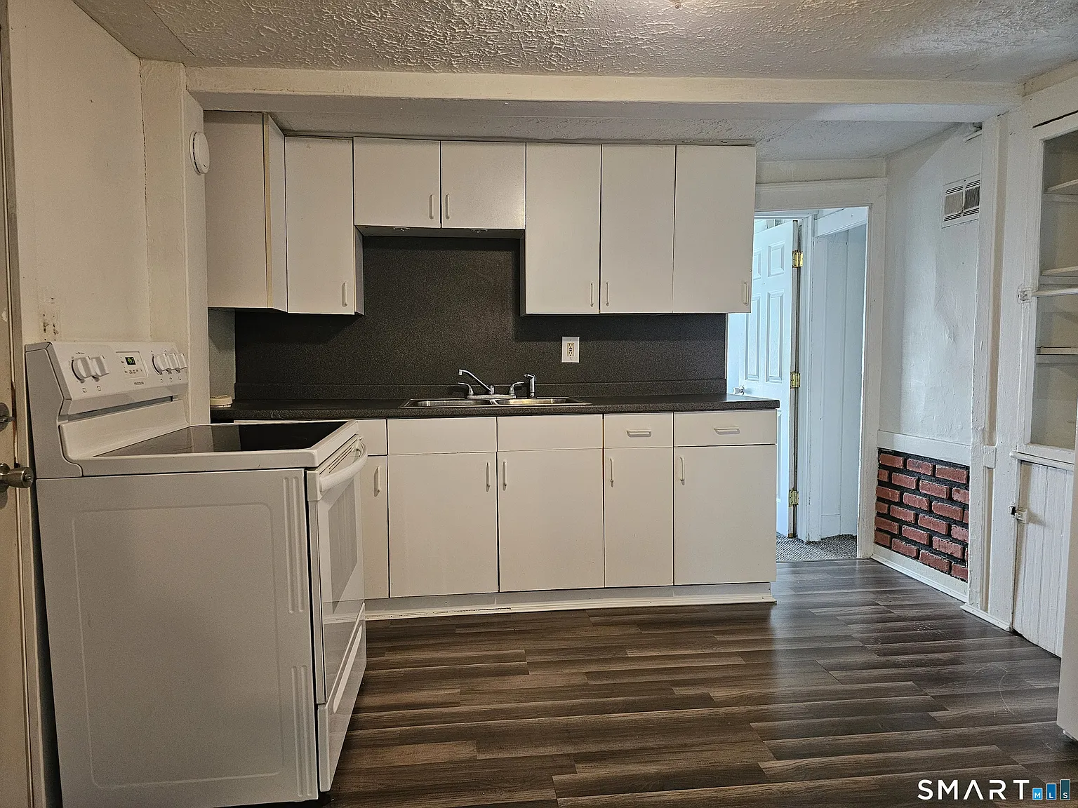 2 bed, 1.0 bath, 1950 sqft, $1,400 — Photo 2