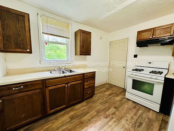 5th image of 1721 Scott St