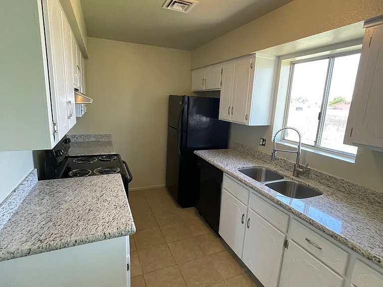 1716 S 46th Dr — Photo 5
