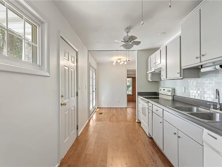 2866 Highland Dr SE — Photo 8