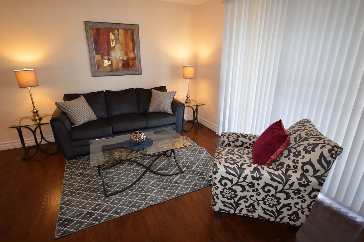 Meridian - Furnished 1 Bedroom Luxury Condo in Resort Style Community. — Photo 1