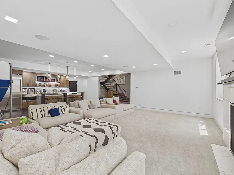 155 N Southmoor Dr — Photo 10