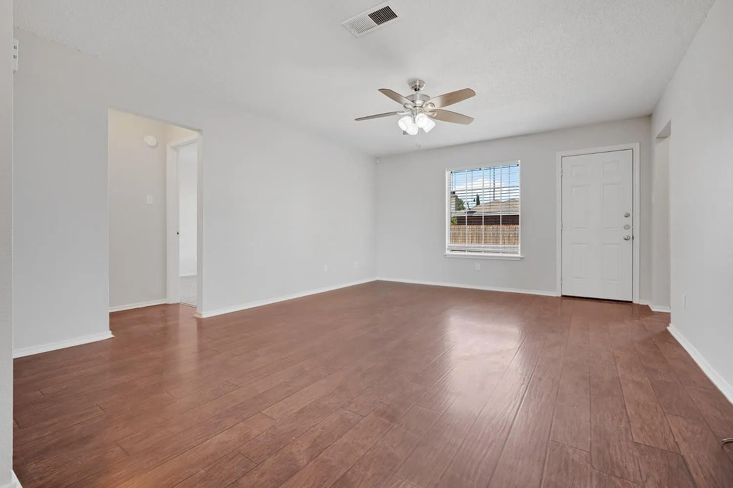 3 bed, 2.0 bath, 1026 sqft, $1,300 — Photo 4