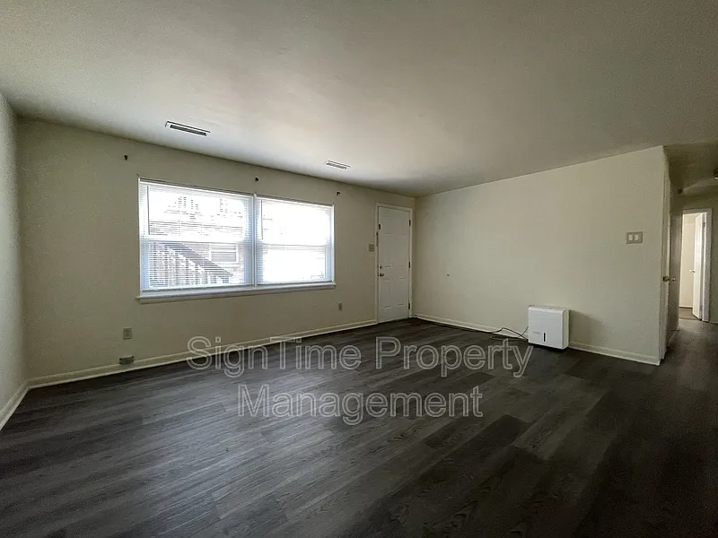 3 bed, 1.0 bath, 800 sqft, $1,300 — Photo 4