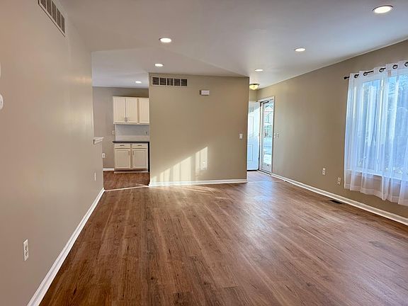 4th image of 26612 Vassar Ave