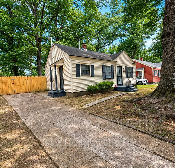 1300 Robin Hood Ln — Photo 2