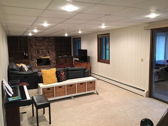  Walkout basement , gas fire