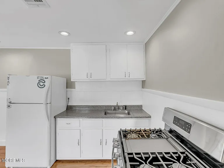 1218 Lister St — Photo 14