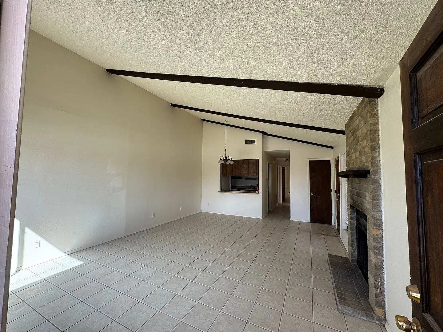 2307 N Grand — Photo 2