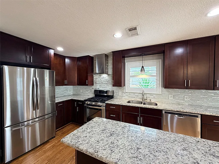 1631 Chantilly Ln — Photo 6