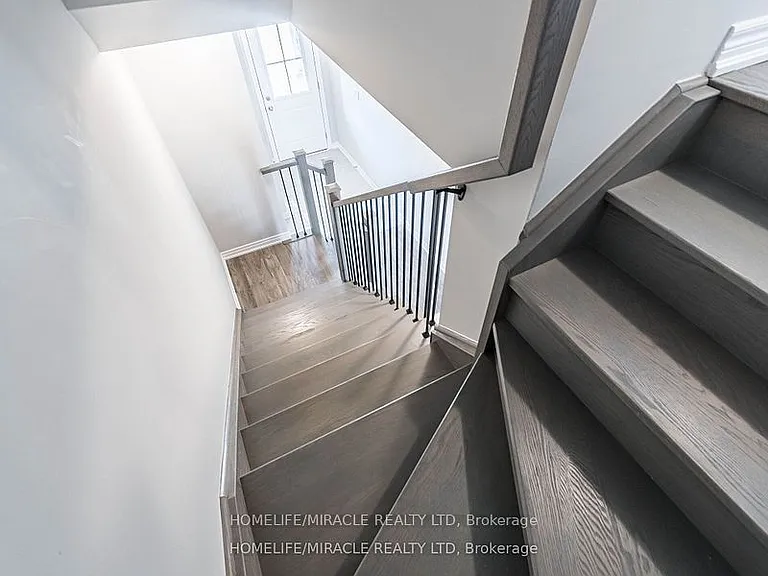 140 Aquasanta Cres — Photo 33