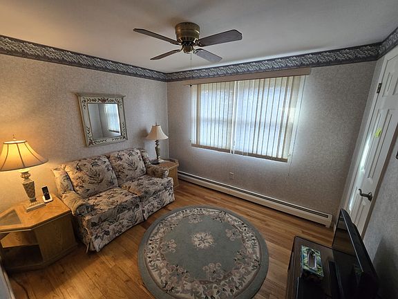 5th image of 49 New Castle Dr