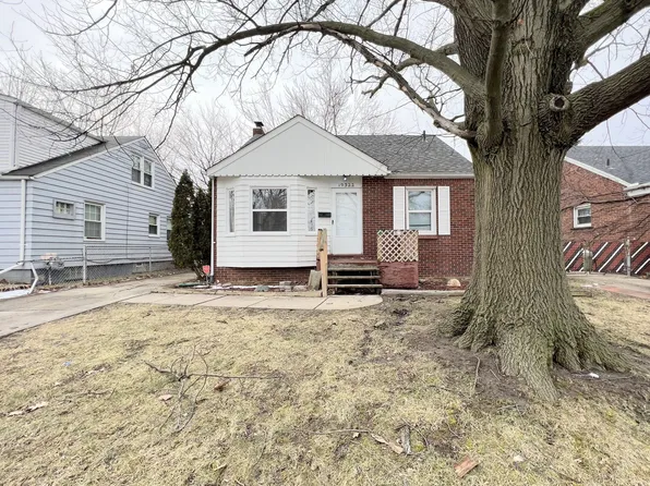 19322 Elkhart St, Harper Woods, MI 48225
