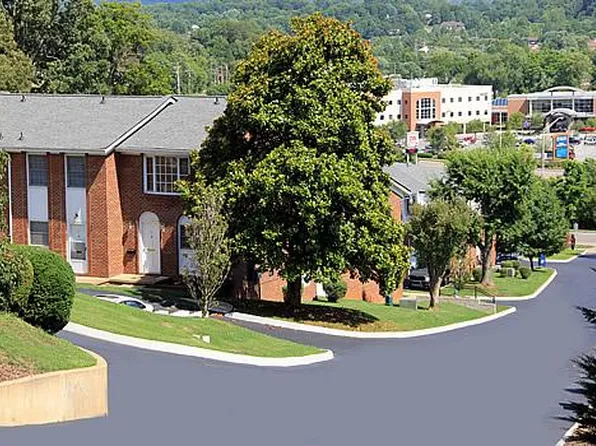 124 Bloomingdale Pike