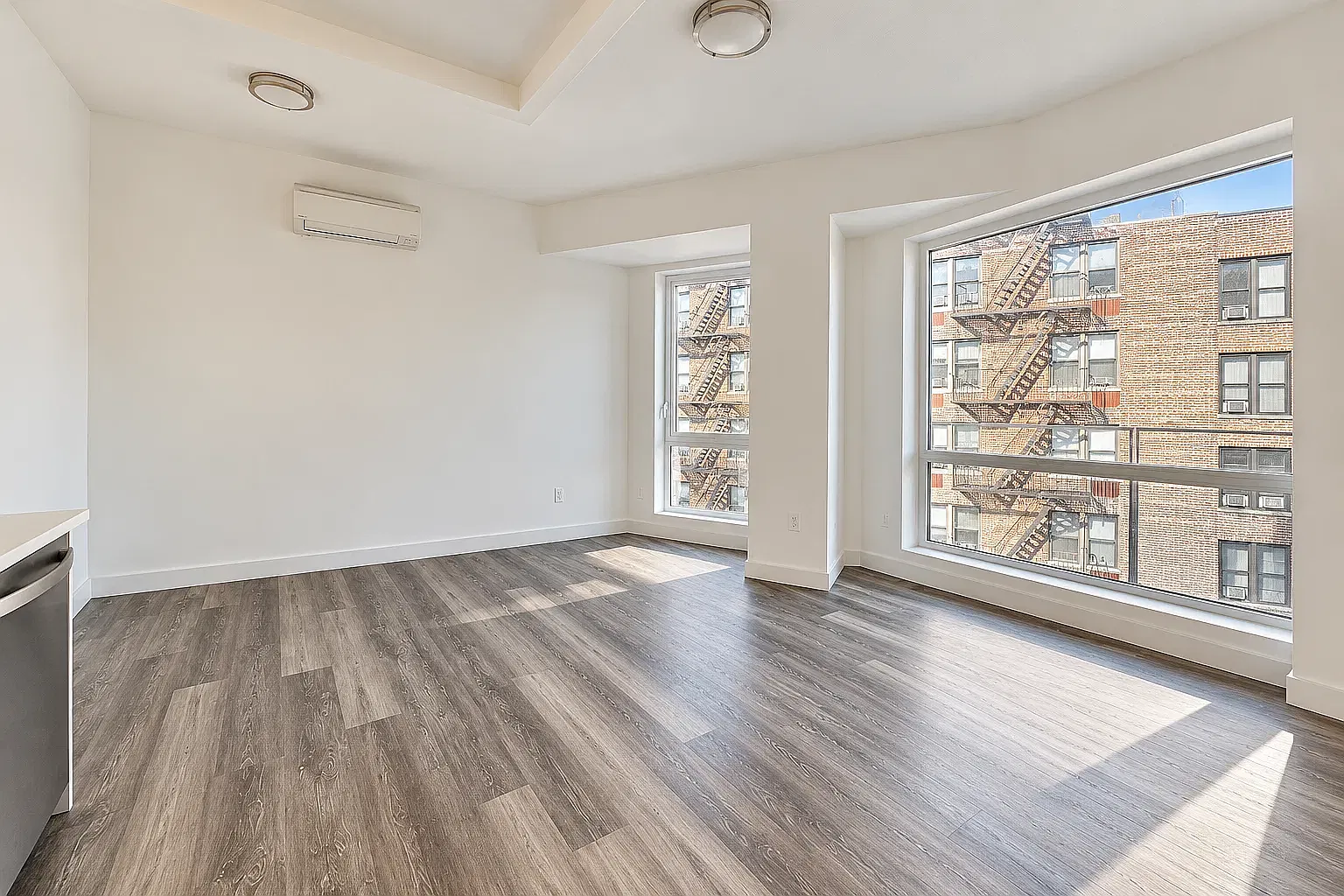 2735 East 13th Street — Photo 3