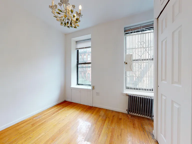 214 E 10th St #13 — Photo 4