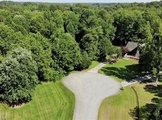 2403 Hunters Ridge Dr, Pleasant Garden, NC 27313